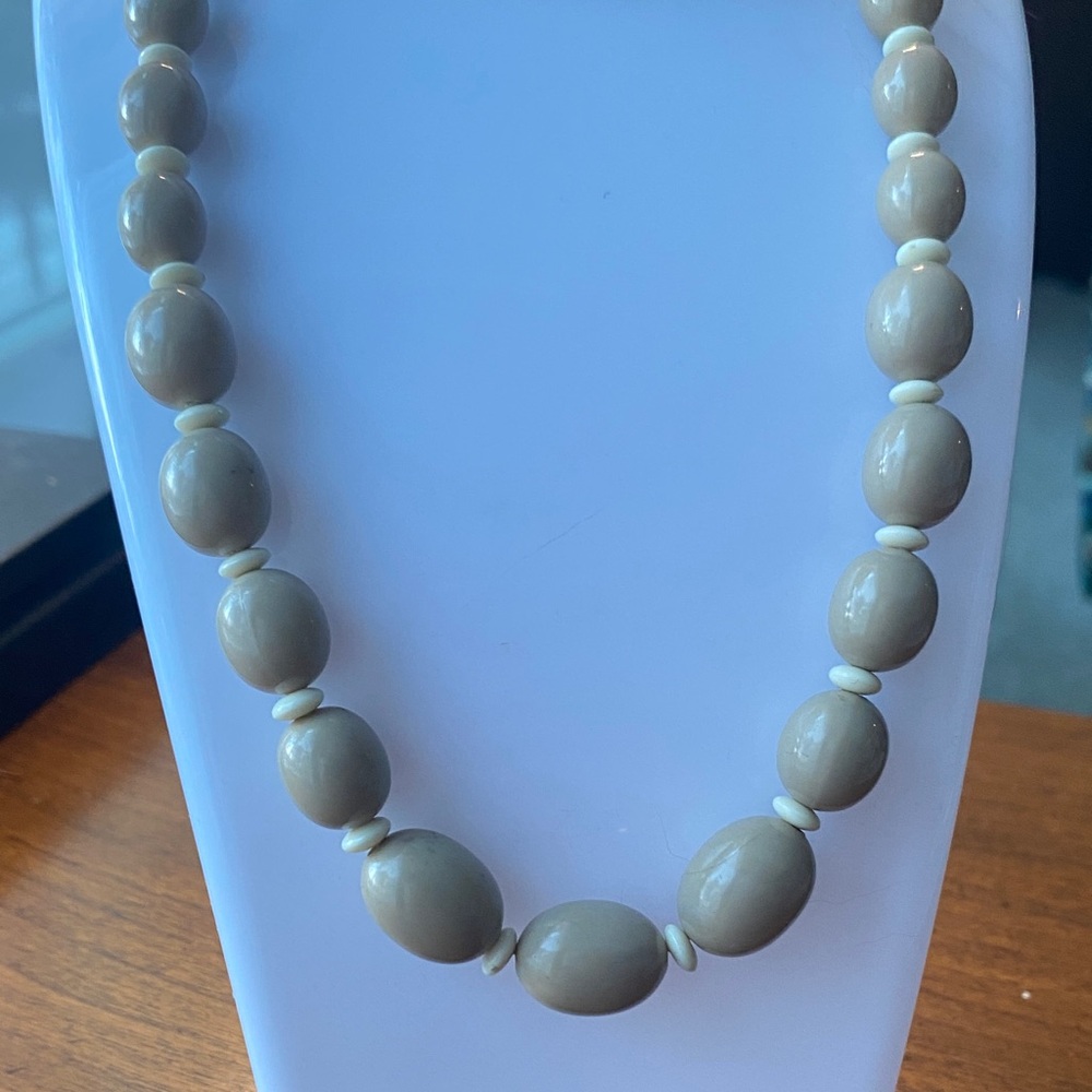 🇺🇸 3/$10 SALE - acrylic Taupe and Ivory Beaded Necklace